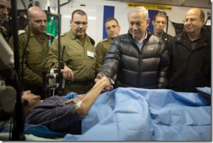 benjamin-netanyahu-met-gewonde-syrir-in-isralisch-militair-hospitaal-19-02-2014_thumb1