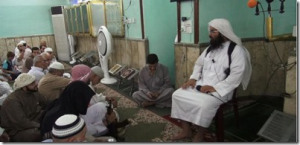 turki-al-binali-predikant-uit-bahrain-geeft-koranles-in-mosul_thumb